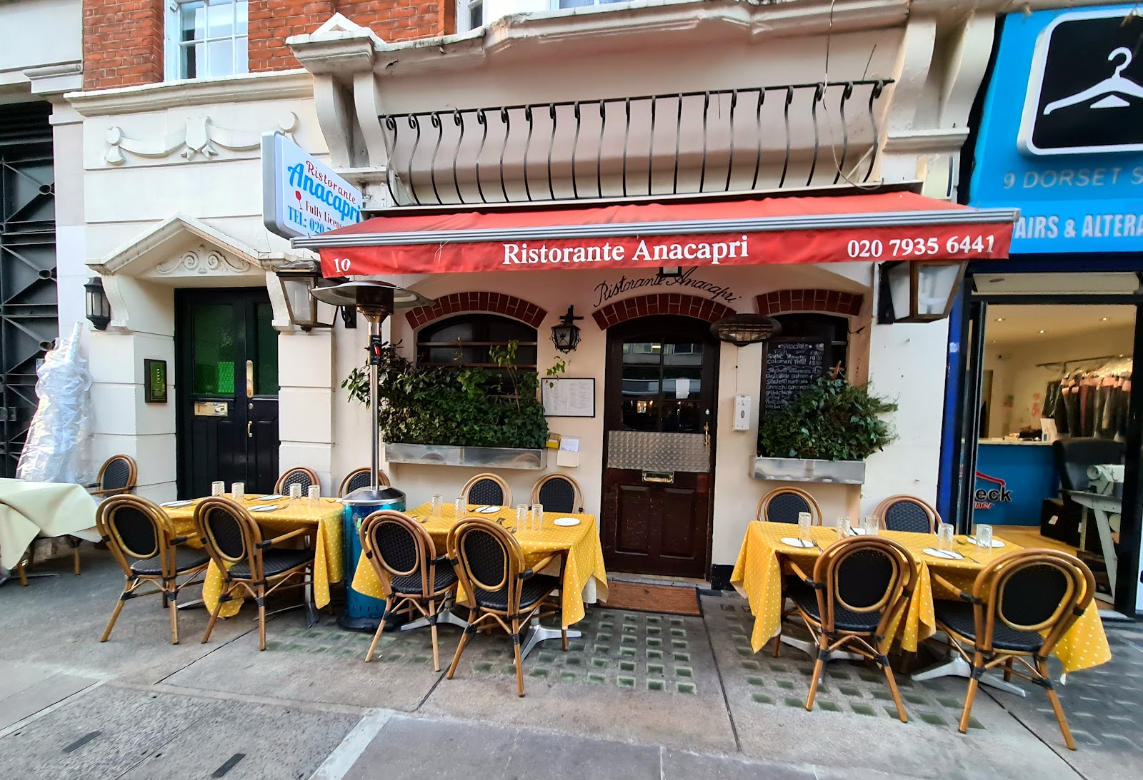 Yellow-cloth terrace tables outside Ristorante Anacapri, Dorset Street