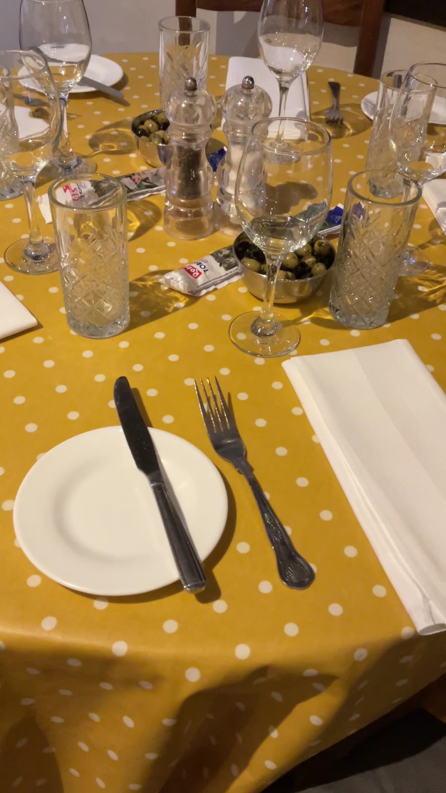 Set table with olives and wine glasses at Anacapri